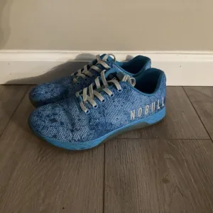 NOBULL Unisex Brooke Ence Artwork Trainers Athletic Blue Sneakers  W 9.0/ M 7.5