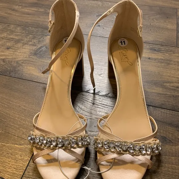 NWOB‎ {Badgley Mischka} Jewel Heels Size 11