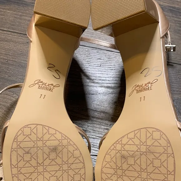 NWOB‎ {Badgley Mischka} Jewel Heels Size 11