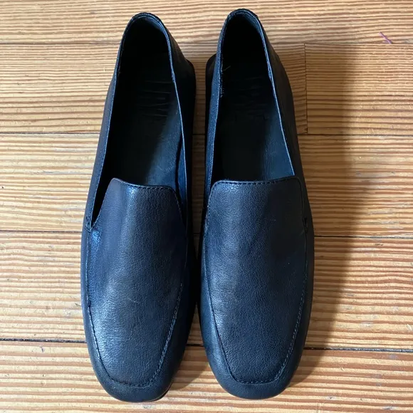 NWOB Frye Claire Venetian Slip-on Loafer in Black Sz 8.