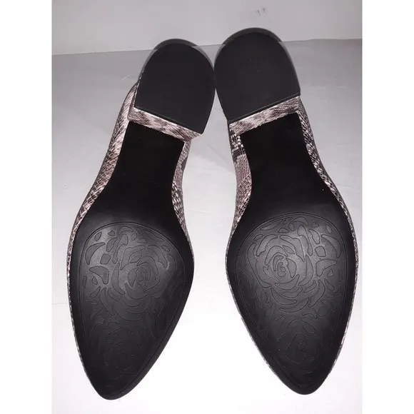NWOB Taryn Rose ROCHELLE Genuine  Leather Pumps Shoes Heels 7
