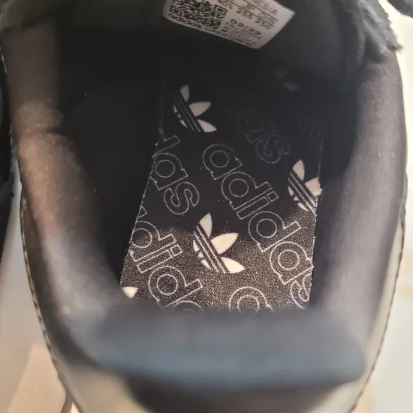 NWOT Adidas Unisex Retropy F2 Sneakers size 7.5