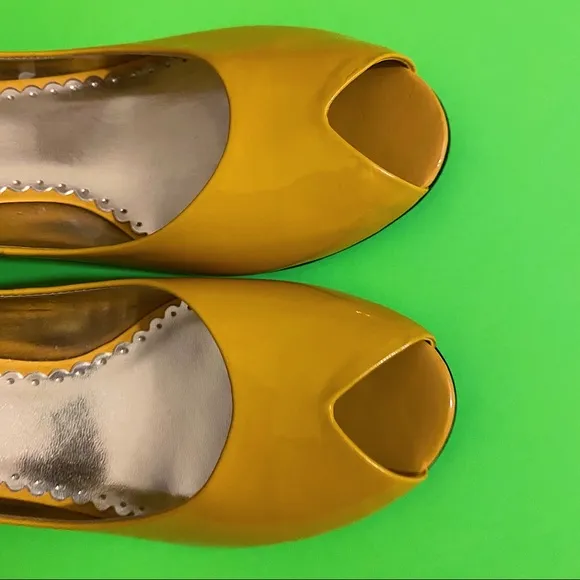 NWOT BCBG Mustard Yellow Genuine Patent Leather Heels Shoes Size 9