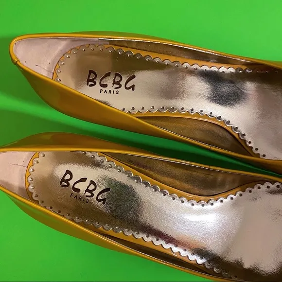 NWOT BCBG Mustard Yellow Genuine Patent Leather Heels Shoes Size 9