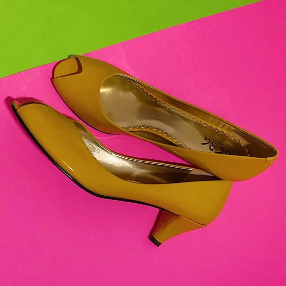 NWOT BCBG Mustard Yellow Genuine Patent Leather Heels Shoes Size 9