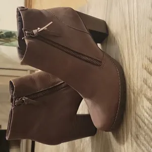 NWOT Clarks Brown Ankel Boots SZ  7