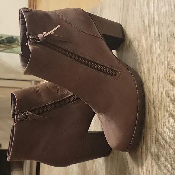 NWOT Clarks Brown Ankel Boots SZ  7