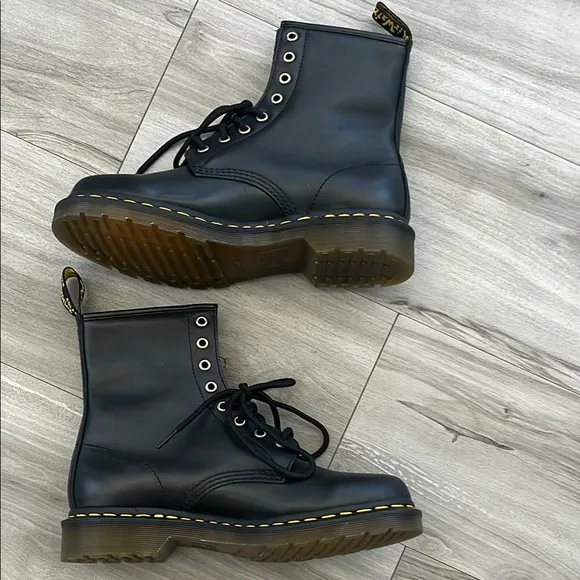 NWOT Dr. Martens Flower Embroidered Boot Black Size 9