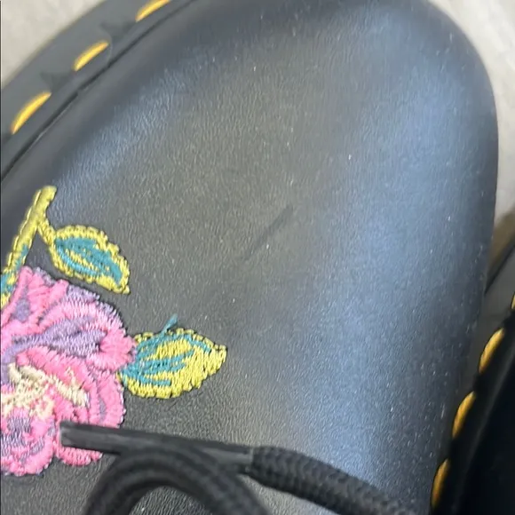 NWOT Dr. Martens Flower Embroidered Boot Black Size 9
