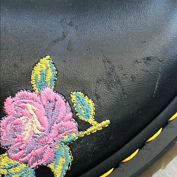 NWOT Dr. Martens Flower Embroidered Boot Black Size 9