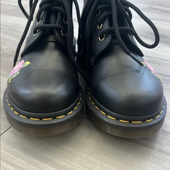 NWOT Dr. Martens Flower Embroidered Boot Black Size 9