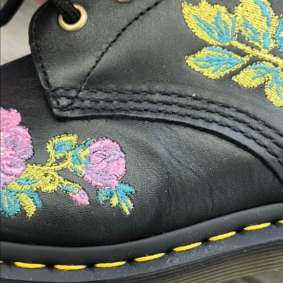 NWOT Dr. Martens Flower Embroidered Boot Black Size 9