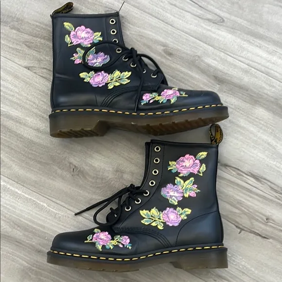 NWOT Dr. Martens Flower Embroidered Boot Black Size 9