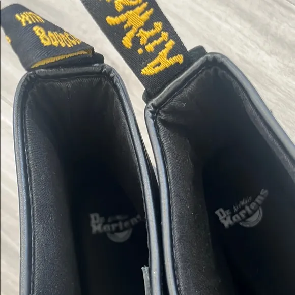 NWOT Dr. Martens Flower Embroidered Boot Black Size 9