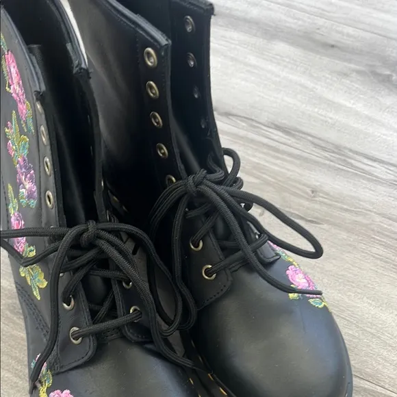 NWOT Dr. Martens Flower Embroidered Boot Black Size 9