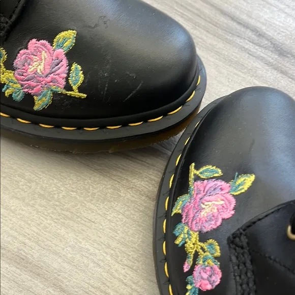 NWOT Dr. Martens Flower Embroidered Boot Black Size 9
