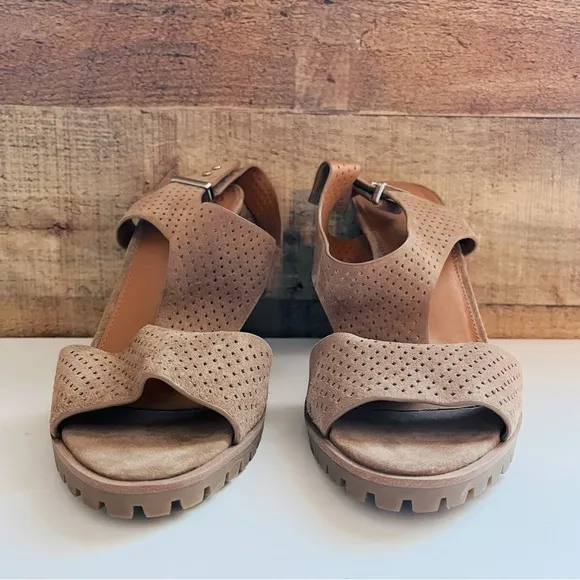 NWOT Franco Sarto Allister 2 Perforated Suede Leather Lug Sole Heeled Sandals