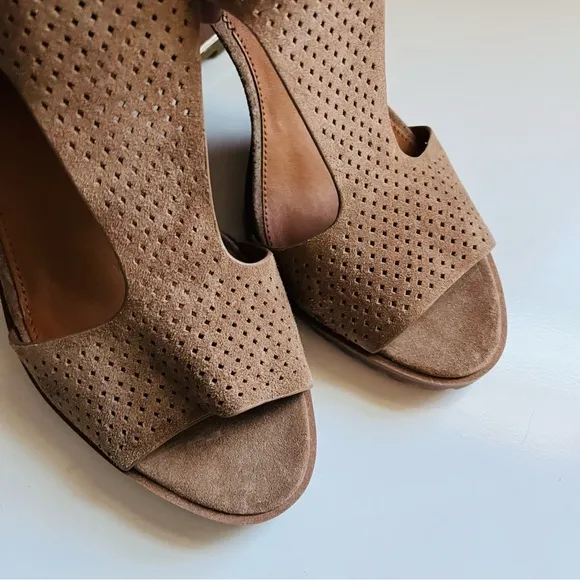 NWOT Franco Sarto Allister 2 Perforated Suede Leather Lug Sole Heeled Sandals