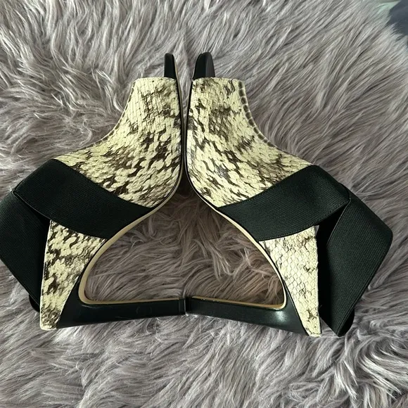 NWOT Michael Michael Kors Sandals