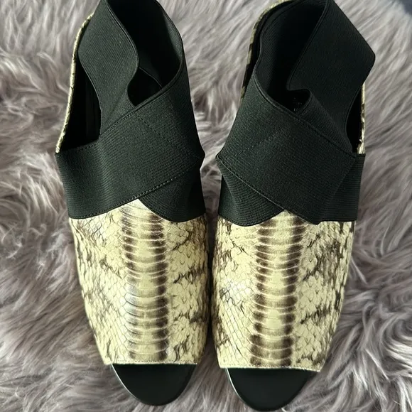 NWOT Michael Michael Kors Sandals