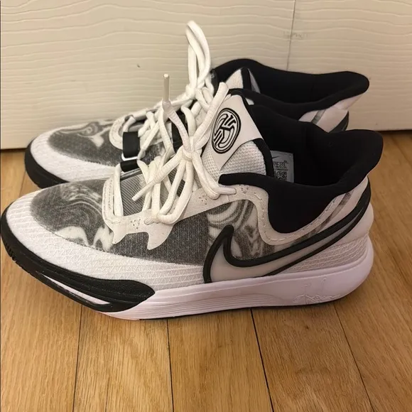 NWOT Nike Kyrie 8 black/white sneakers size 5Y