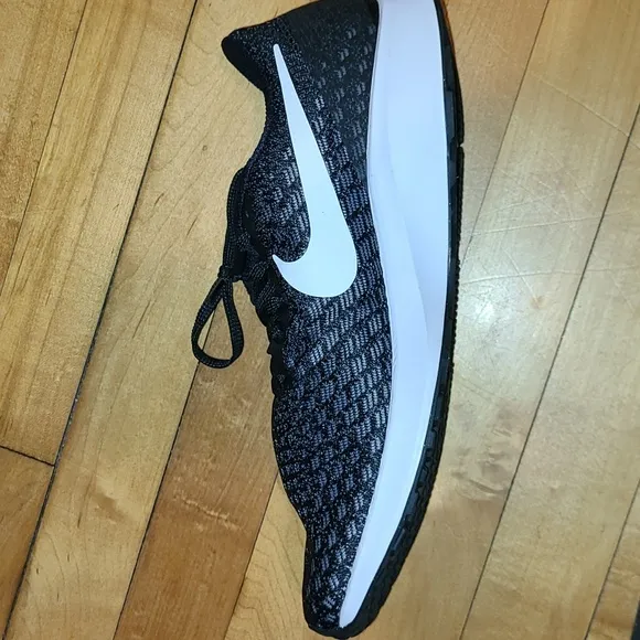 NWOT- NIKE ZOOM BLACK AND GRAY.  SIZE 12 WOMAN'S SNEAKERS.  BRAND NEW!!!!