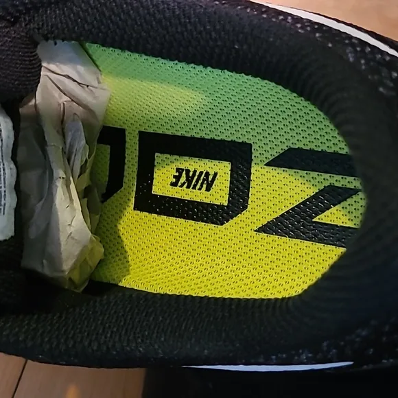 NWOT- NIKE ZOOM BLACK AND GRAY.  SIZE 12 WOMAN'S SNEAKERS.  BRAND NEW!!!!