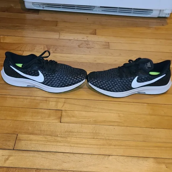 NWOT- NIKE ZOOM BLACK AND GRAY.  SIZE 12 WOMAN'S SNEAKERS.  BRAND NEW!!!!