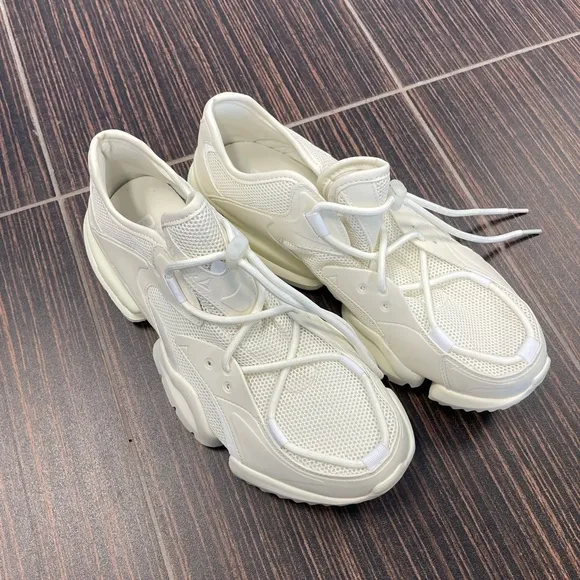 NWOT Reebok Sneakers Run R96