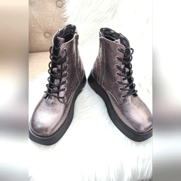 NWOT Steve Madden  Boots Size 5M