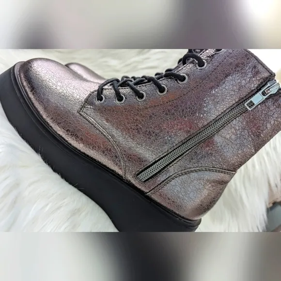 NWOT Steve Madden  Boots Size 5M