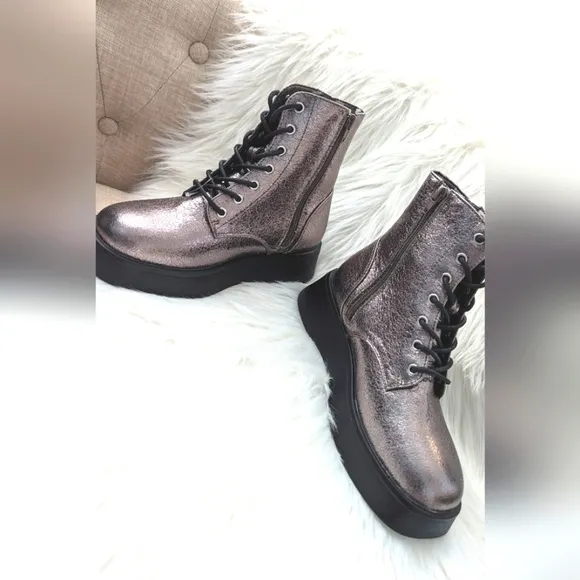 NWOT Steve Madden  Boots Size 5M
