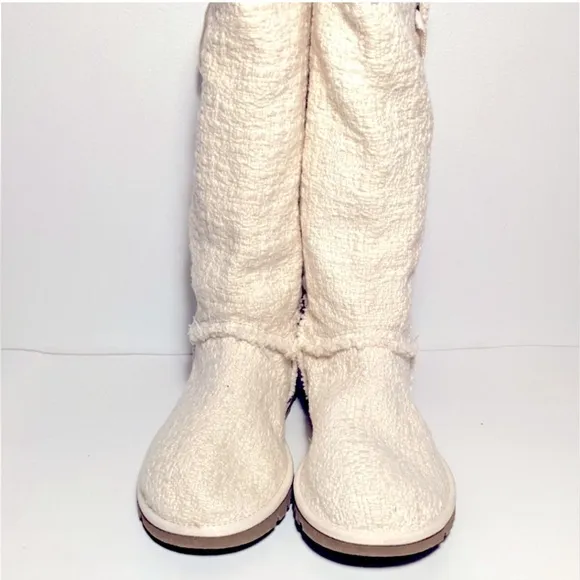 NWOT Ugg Australia Heirloom knit cream lace up boots!