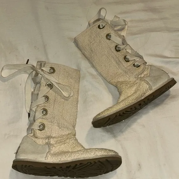 NWOT Ugg Australia Heirloom knit cream lace up boots!