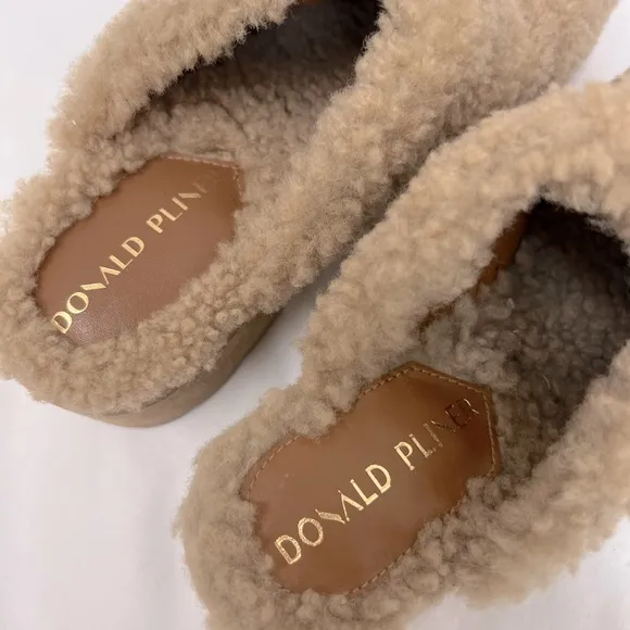 NWOT/NWOB Donald Pilner plush Sammie clog mules in tan.