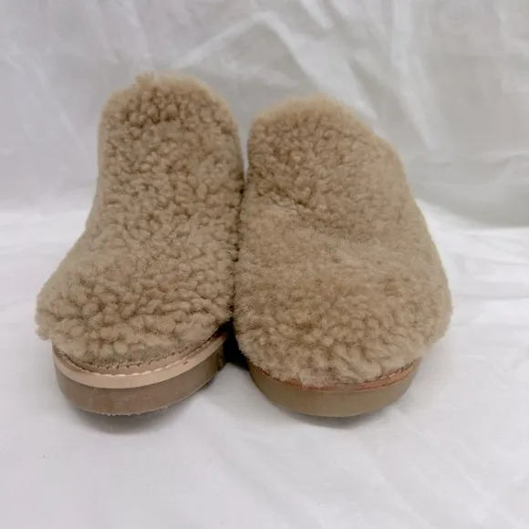 NWOT/NWOB Donald Pilner plush Sammie clog mules in tan.