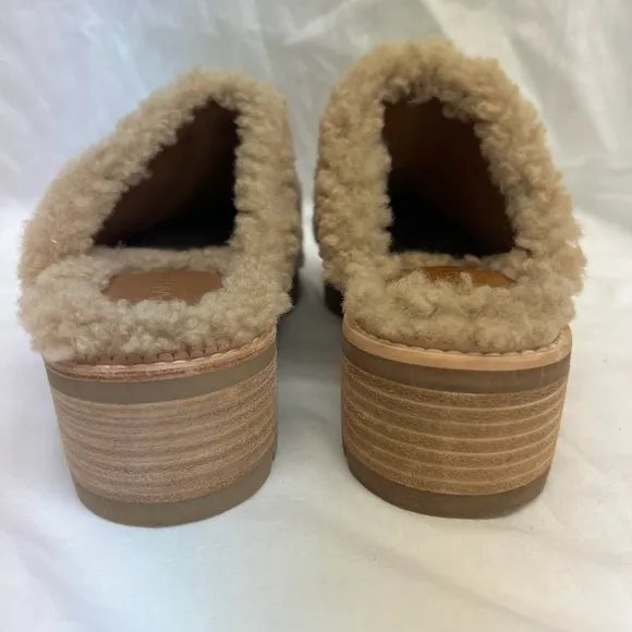 NWOT/NWOB Donald Pilner plush Sammie clog mules in tan.