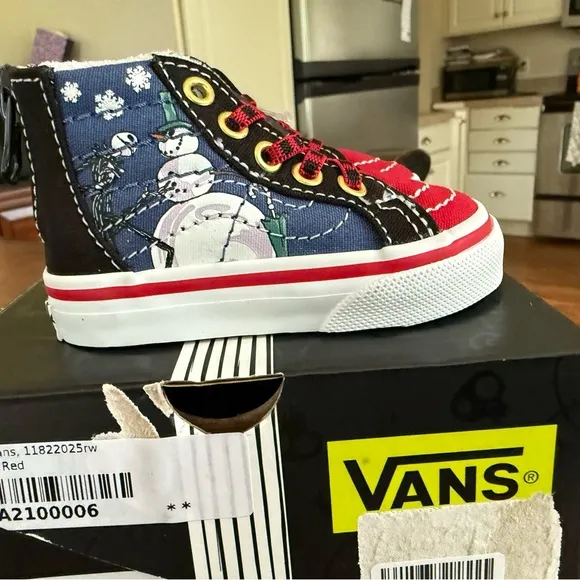 NWT and includes box-Vans Unisex Christmas Town/Night before Christmas-SZ US 2