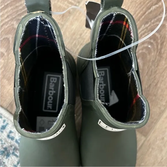 NWT Barbour boots