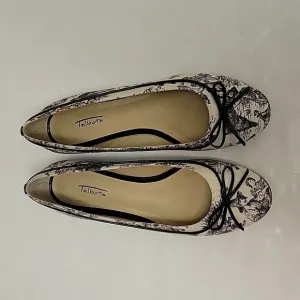 NWT black/white toilet fabric shoes sz 8 from Talbots, leather soles