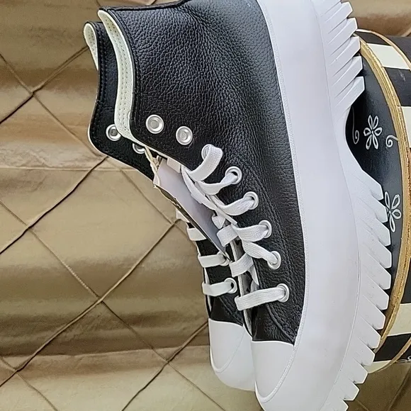 NWT- Converse Unisex ‘Chuck Taylor All Star Lugged 2.0’ Leather Sneakers