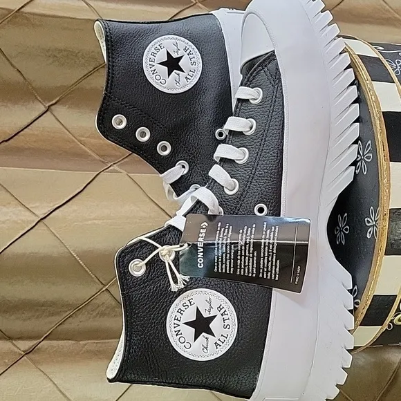 NWT- Converse Unisex ‘Chuck Taylor All Star Lugged 2.0’ Leather Sneakers