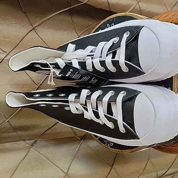NWT- Converse Unisex ‘Chuck Taylor All Star Lugged 2.0’ Leather Sneakers
