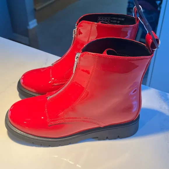NWT gap kids red shiny boots with front zipper.  Size 1.