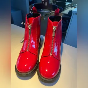 NWT gap kids red shiny boots with front zipper.  Size 1.