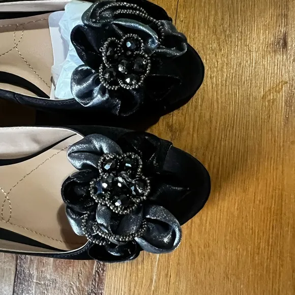 NWT J. Renee Heels