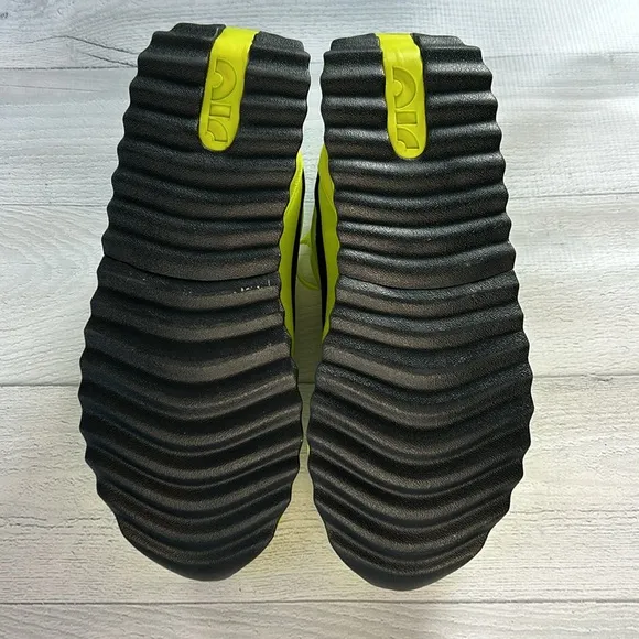 NWT Nike Women’s Air Max Dawn Running Shoes Size 12 Atomic Green/Black