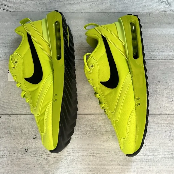 NWT Nike Women’s Air Max Dawn Running Shoes Size 12 Atomic Green/Black