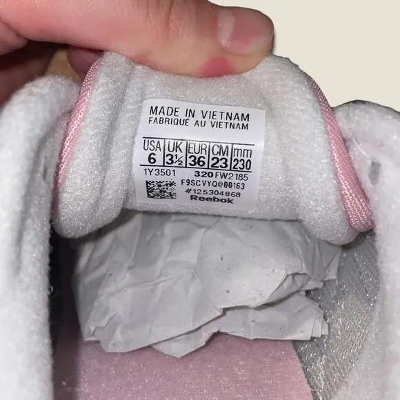 NWT Reebok Womens Classic Sneakers 1Y3501 Sz 6