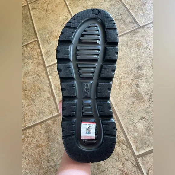NWT UGG men’s Stratus sandals size 10